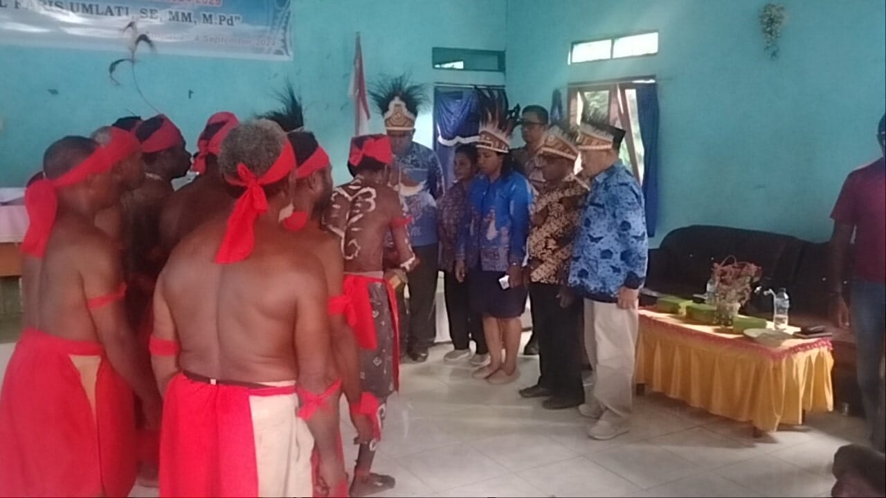 Masyarakat adat Suku Ambel di Waigeo Utara bersama Majelis Rakyat Papua Provinsi Papua Barat Daya, dalam kegiatan Verifikasi Faktual bakal calon alon Gubernur Papua Barat Daya periode 2024-2029, "Abdul Faris Umlati,SE,MM.M.Pd" pada 2 September 2034 di Kabare. Jubi/ Gamaliel Kailele