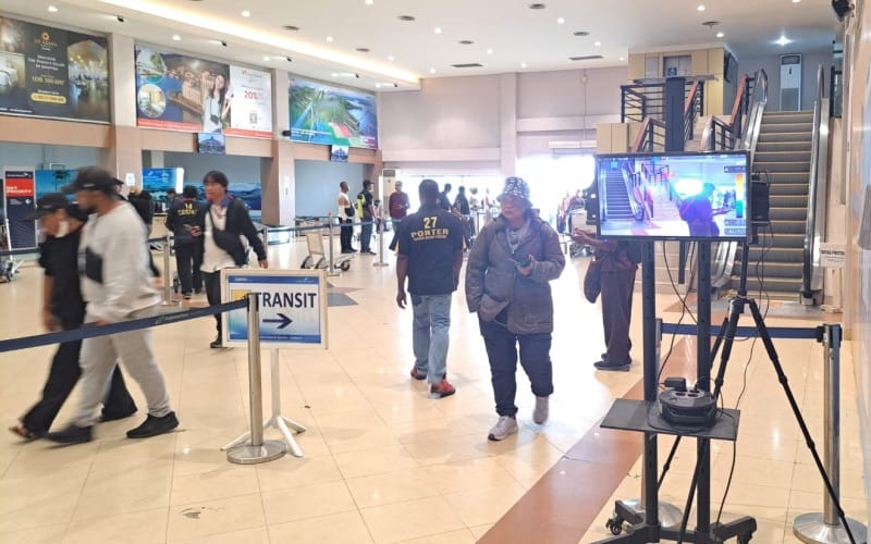 Pintu kedatangan Bandar Udara atau Bandara Sentani, Jayapura, Papua memasang alat pendeteksi suhu tubuh atau thermal scanner, untuk mencegah penyebaran virus Mpox.