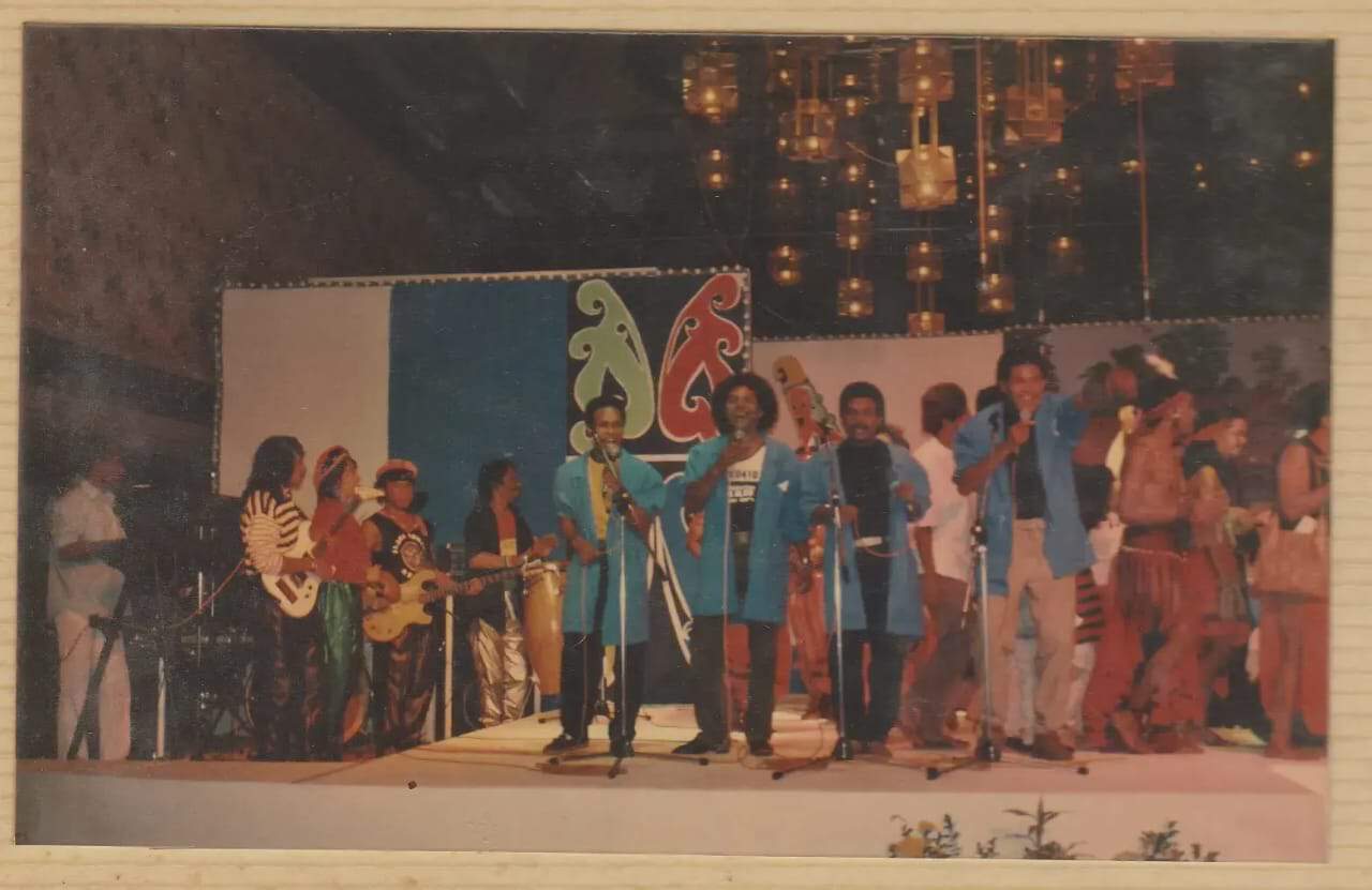 Mengenang Akon Merdi Bonay musisi dan aransemen musik Rio Grime 1 Penampilan Perdana Rio Grime pada Apresiasi Seni, Pesta Perkawinan Adat Biak di Hotel Borobudur Intercontinental, Jakarta tahun 1989. Musik Pendukung Abresso Reggae Band. Ki-Ka : Jack Demetouw, Mechu Imbiri, Agus Bonay(+), Guntur Sawaky(+).- Jubi/koleksi pribadi Godlief Bonay