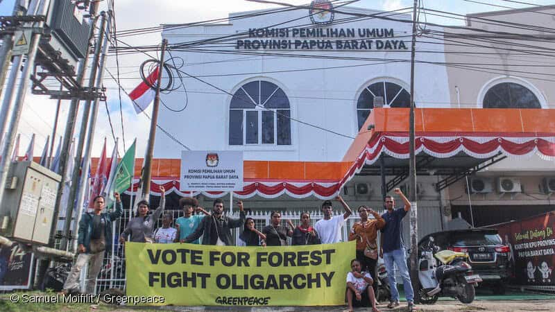 Masyarakat adat saat meminta materi adat dan lingkungan dimasukkan oleh KPU Papua Barat Daya - Jubi/Gamaliel