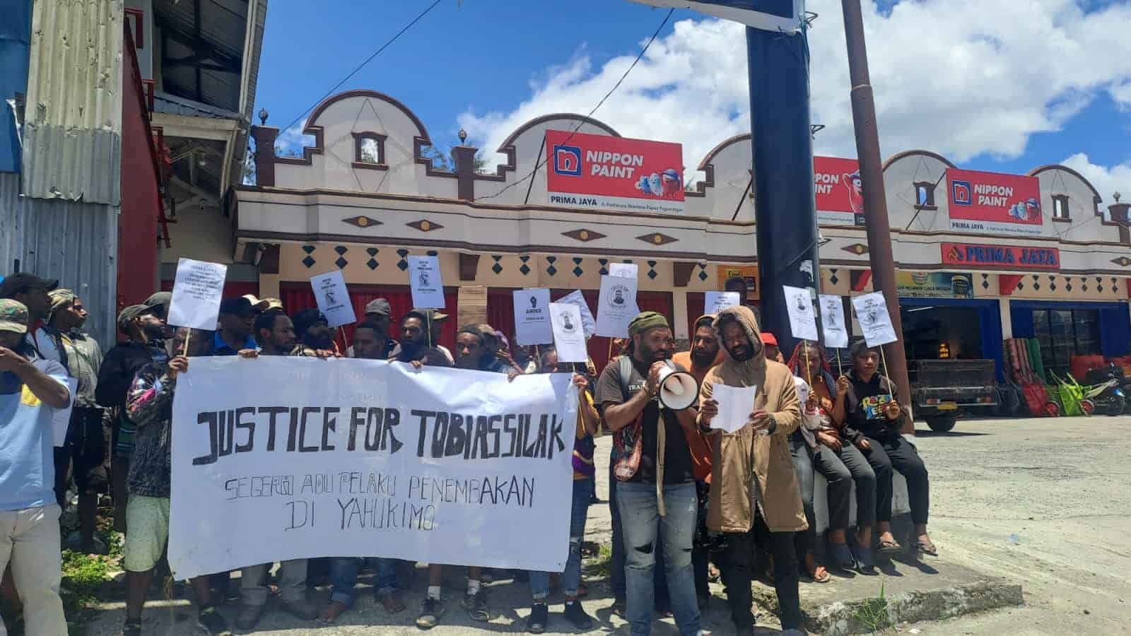 Front Justice for Tobias Silak gelar demonstrasi damai di Wamena 1 Front Justice For Tobias Silak melakukan saat melakukan aksi demo damai di Jalan Trikora -Patimura Wamena, ibu kota kabupaten Jayawijaya, Provinsi Papua Pegunungan, Jumat (11/10/2024).-Jubi/Imma Pelle