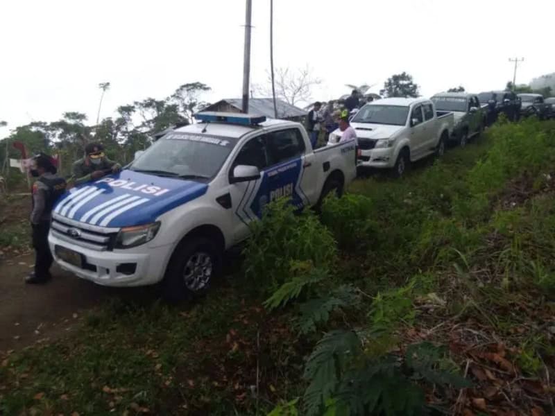 Kendaraan aparat yang mendatangi Poco Leok pada 1 Oktober 2024. (Dokumentasi Floresa)