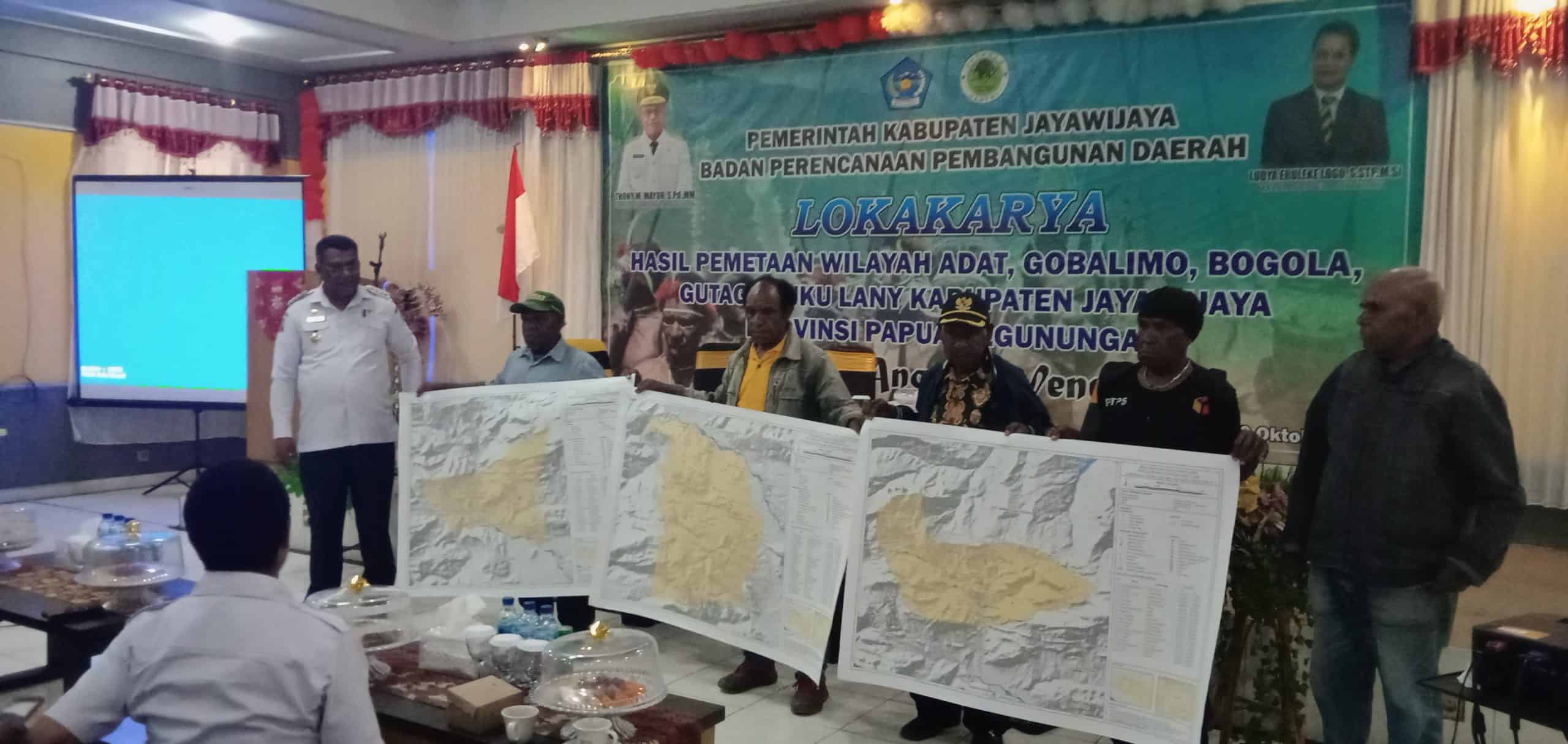 Prosesi penyerahan peta tiga wilayah adat kepada PJ Bupati sebagai simbol selesainya pemetaan tiga wilayah adat tersebut, kepada PJ Bupati Kabupaten Jayawijaya, di Aula Hotel Gran Sartika, Jl Bhayangkara, Kota Wamena, Papua, Rabu (9/10/2024). - Jubi/ Ratty Auparai