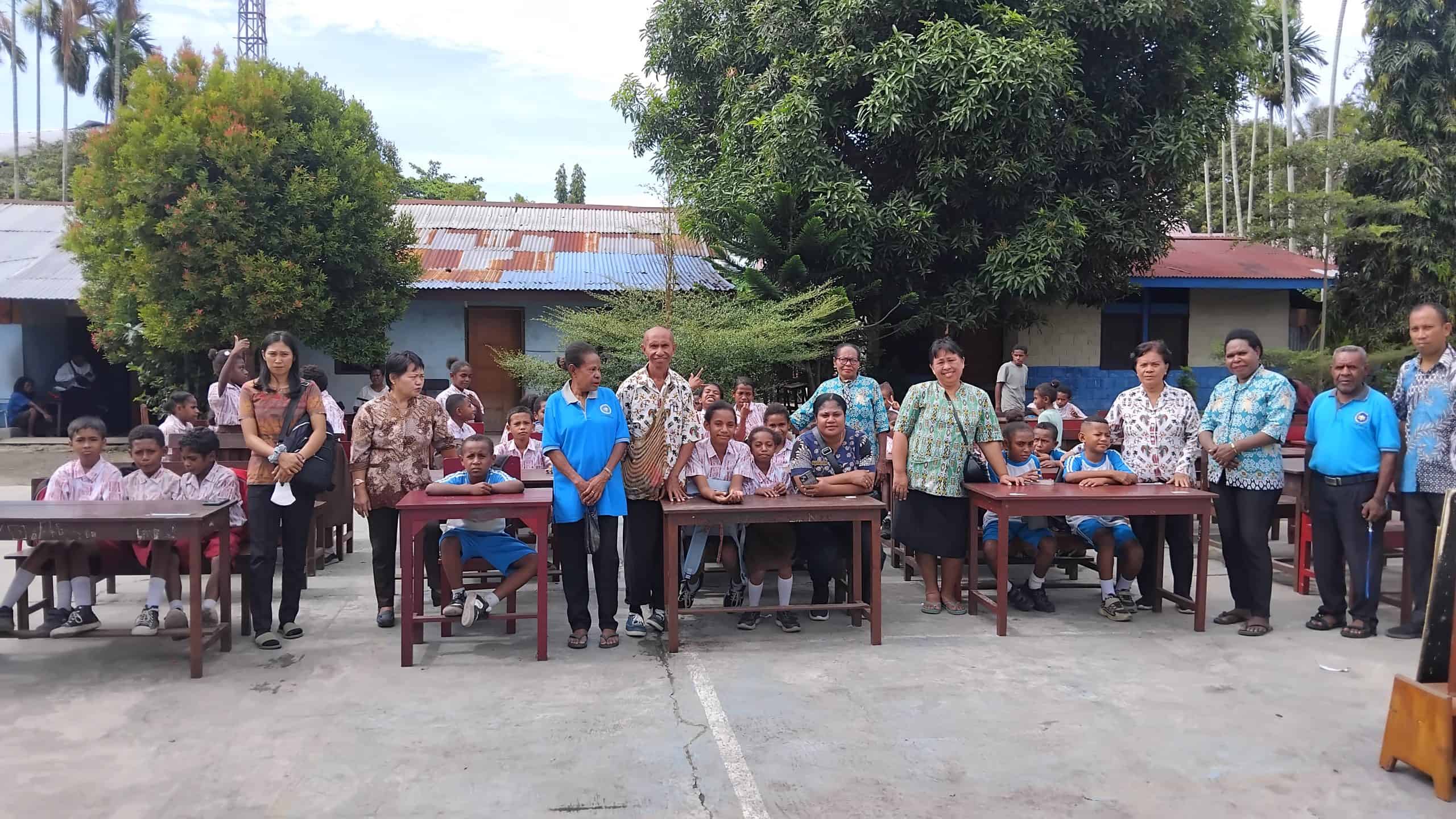 12 ruang kelas SD YPK Martin Luther Sentani habis terbakar 1 Terbakar