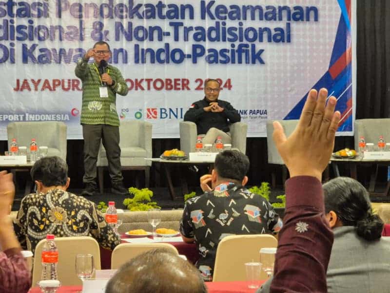 Diskusi interaktif yang dipimpin oleh moderator Ketua Umum PP AIHII, Agus Haryanto, ketika Claus Wamafma, Vice President of Community PTFI usai menyampaikan pemaparan. - IST