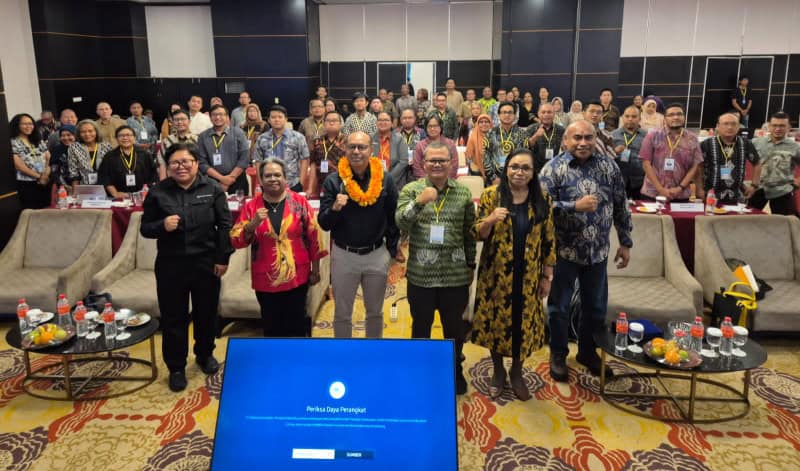 Pembicara dan peserta Konvensi Nasional Asosiasi Hubungan Internasional ke-15 di Jayapura foto bersama. - IST