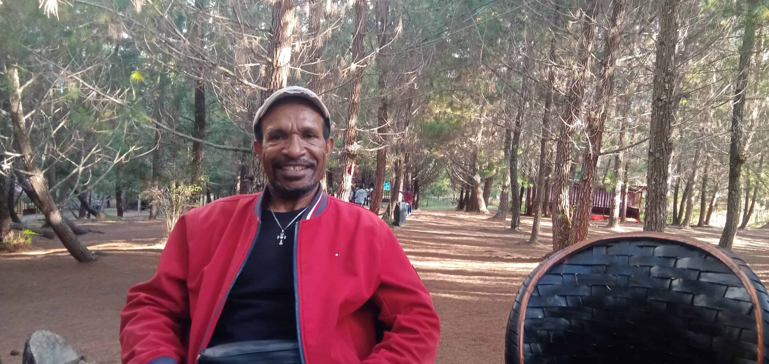 Pegiat lingkungan, Petrus Huby, saat diwawancarai Jubi di Taman Wisata Hutan Kota Isakusa, Kabupaten Jayawijaya, Papua. -Jubi/Ratty Auparai.