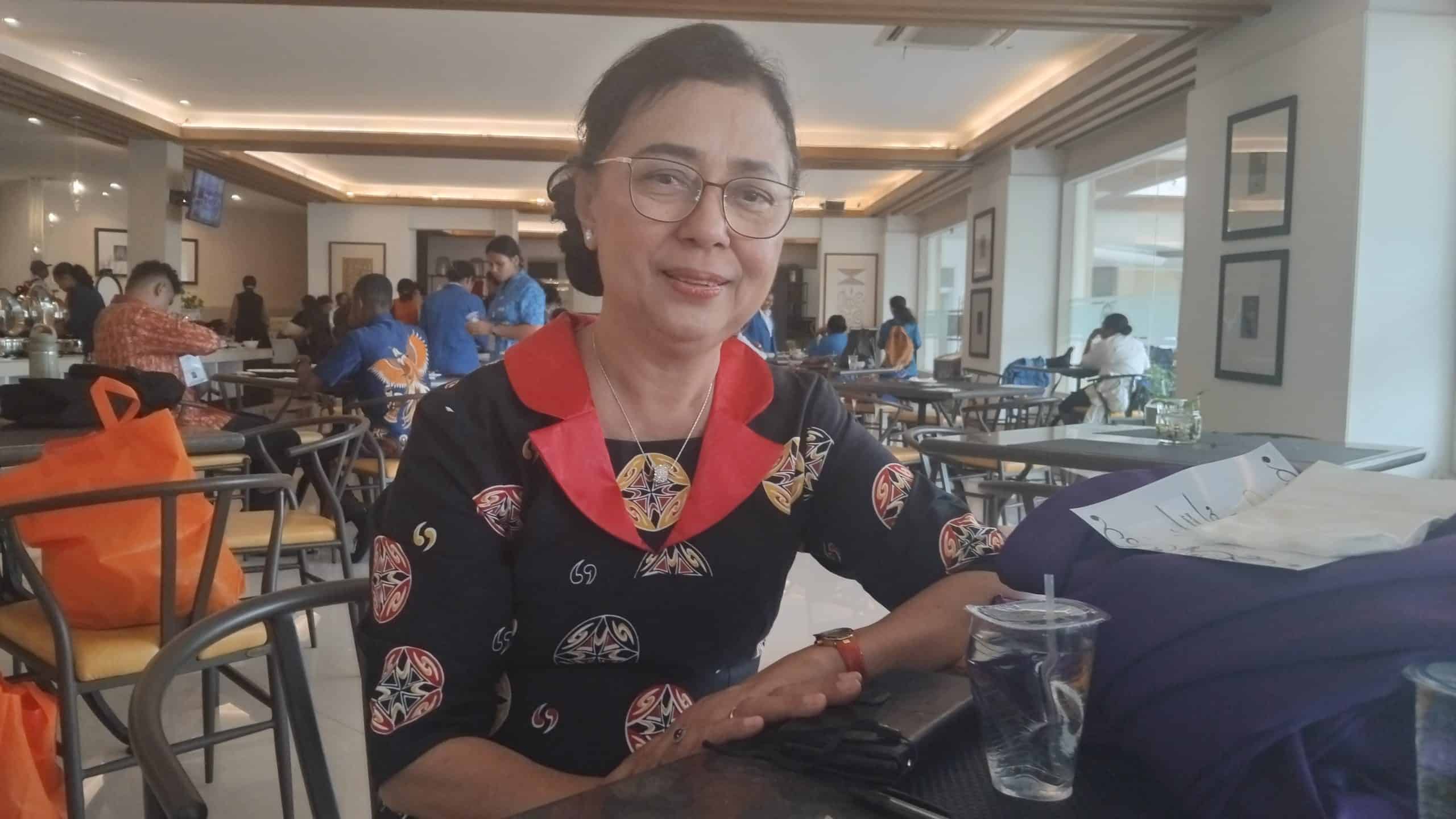 Ketua Sekolah Tinggi Filsafat Teologi Gereja Kristen Injili atau STFT-GKI Izaak Samuel Kijne, Pdt. Sientje Latuputty, S.Th., M.Th., D.Th usai wisuda di salah satu Hotel di Sentani, Kabupaten Jayapura, Papua, Senin (21/10/2023).- Jubi/Larius Kogaya.