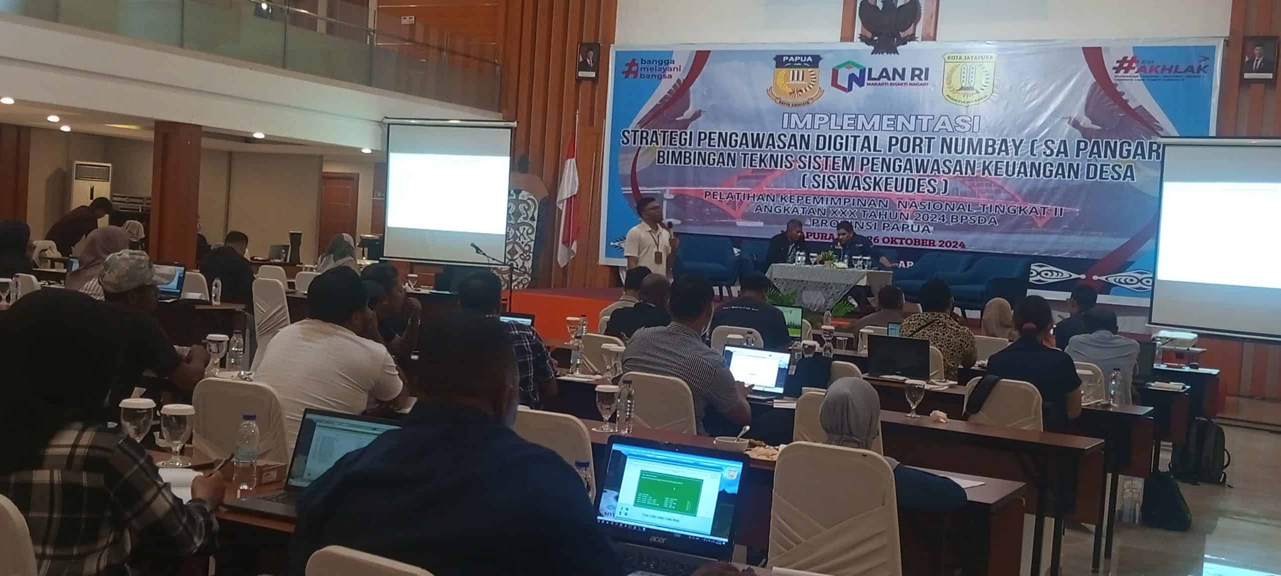 Sejumlah kepala kampung sedang mendengarkan dari salah satu narasumber di salah satu Hotel Abepura, Kota Jayapura, Sabtu (26/10/2024).- Jubi/ Pes Yanengga.