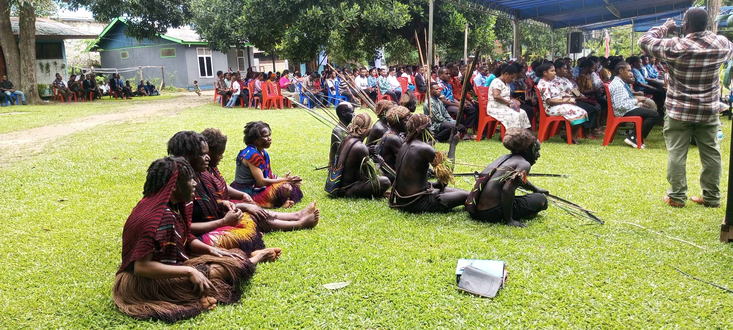 Sejumlah pemuda Baptis mengenakan busana adat saat memperingati HUT ke-68 di halaman kampus Sekolah Tinggi Teologi (STT) Baptis Papua, Kotaraja, Distrik Abepura, Kota Jayapura pada Senin (28/10/2024). - Jubi/Pes Yanengga