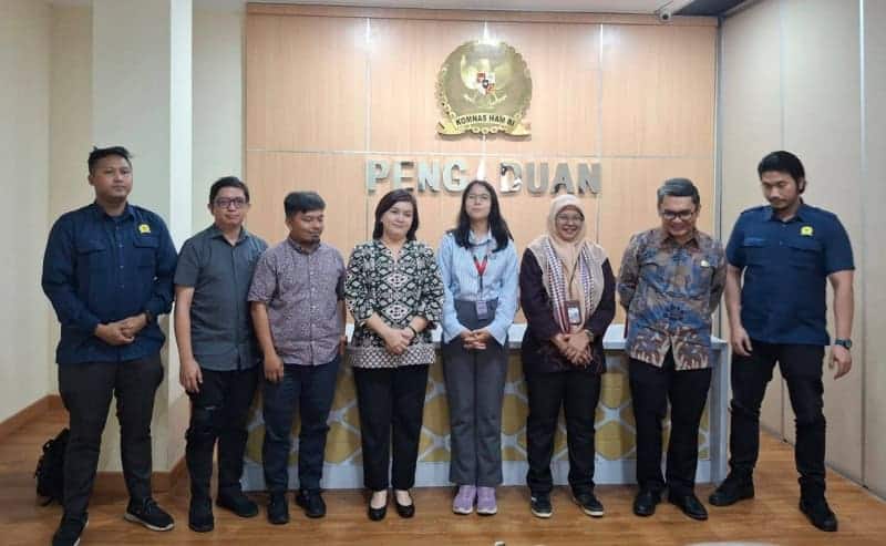 Tim KKJ foto bersama saat melaporkan kasus pelemparan bom molotov di kantor redaksi Jubi ke Komnas HAM, Rabu (30/10/2024). - IST