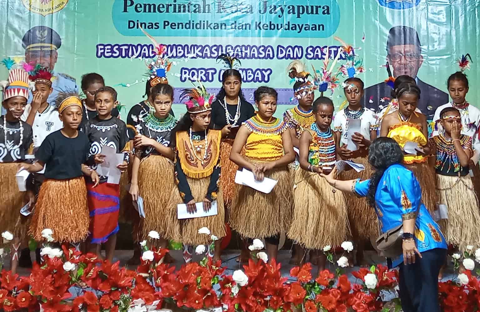 Anak -anak Papua diarahkan saat hendak berpose bersama pada Festival Publikasi Bahasa oleh Bidang Kebudayaan Disdik Kota Jayapura di salah satu hotel, Distrik Abepura, Kota Jayapura, Selasa (15/08/2024). Jubi/ Hans Makabori
