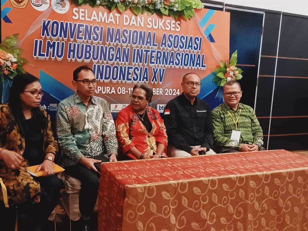 Konvensi Nasional Asosiasi Ilmu Hubungan Internasional Indonesia XV di Jayapura, Momen tepat untuk kolaborasi 2 Konferensi pers usai pemaparan materi dari PT Freeport oleh Claus Wamafma, Kemenlu Adi Dzulfuat, Dekan FISIP Uncen Dr. Marlina Flassy, MA, Ketua Panitia Dr. Melyana Pugu, dan Ketua Umum PP AIHII Dr. Agus Haryanto, SIP, MSI. – Jubi/Dam