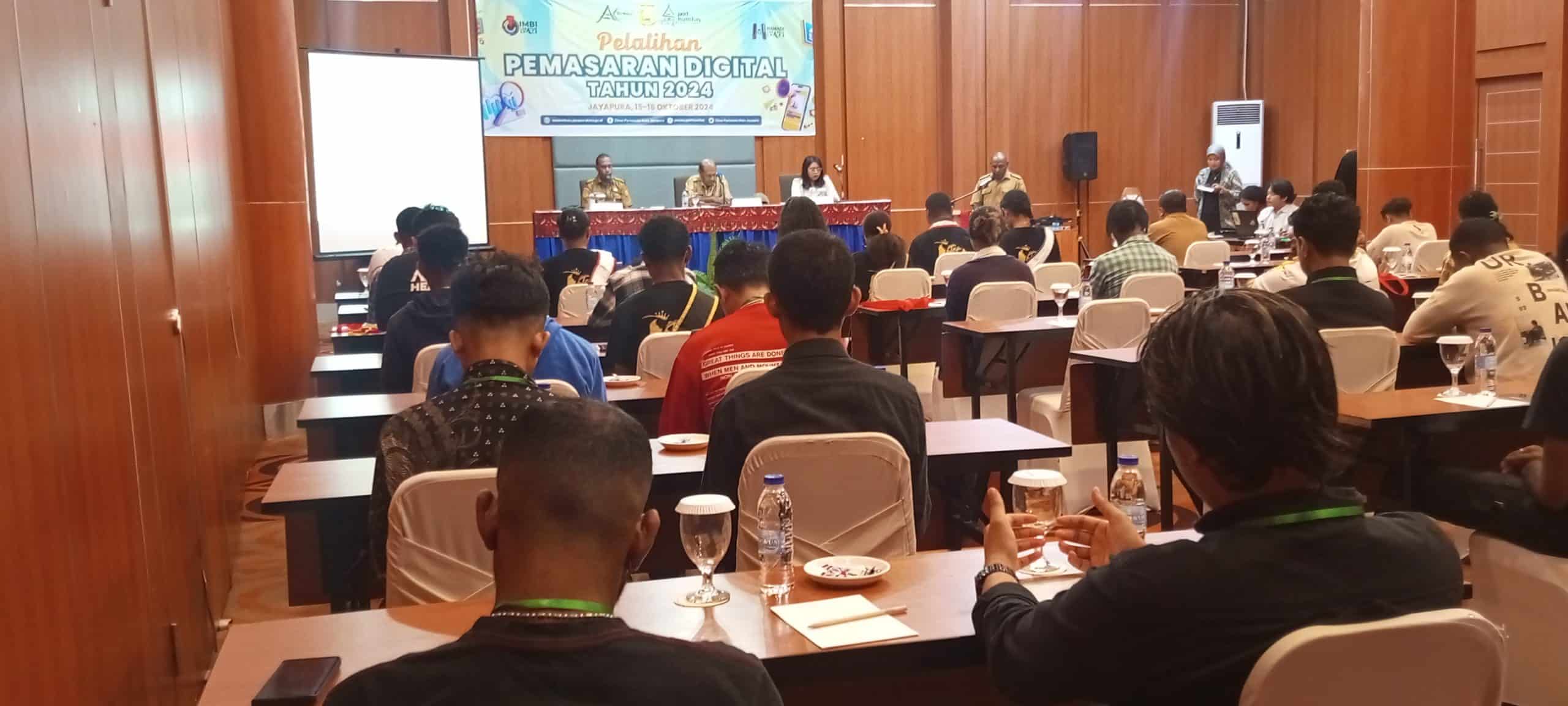 Sejumlah peserta sedang menyimak materi di salah satu hotel di Abepura, Kota Jayapura, Papua, pada Selasa (15/10/2024). – Jubi/Pes Yanengga.