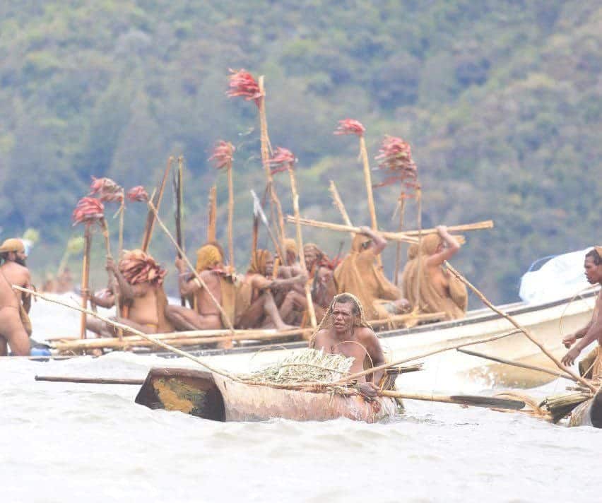 Nampak mama Paniai sedang mencari ikan menggunakan pukat lokal dengan menggunakan perahu lokal di teluk Aikai, distrik Paniai Timur usai pembukaan festival danau Paniai, Rabu, (23/10/2024) – Jubi/Abeth You