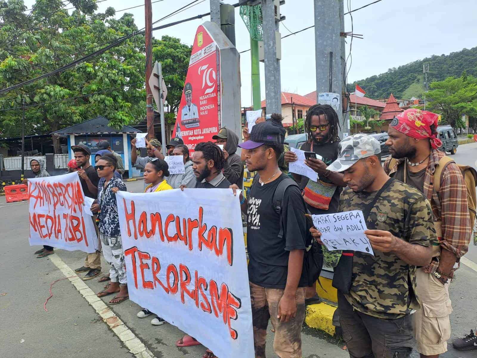 Aksi solidaritas Pemuda Papua Anti Teroris mendesak polisi segera mengungkap pelaku bom molotov di Kantor Redaksi Jubi, di Lampu Merah Abepura, Jayapura, Papua, Sabtu (19/10/2024). – Jubi/Anggi