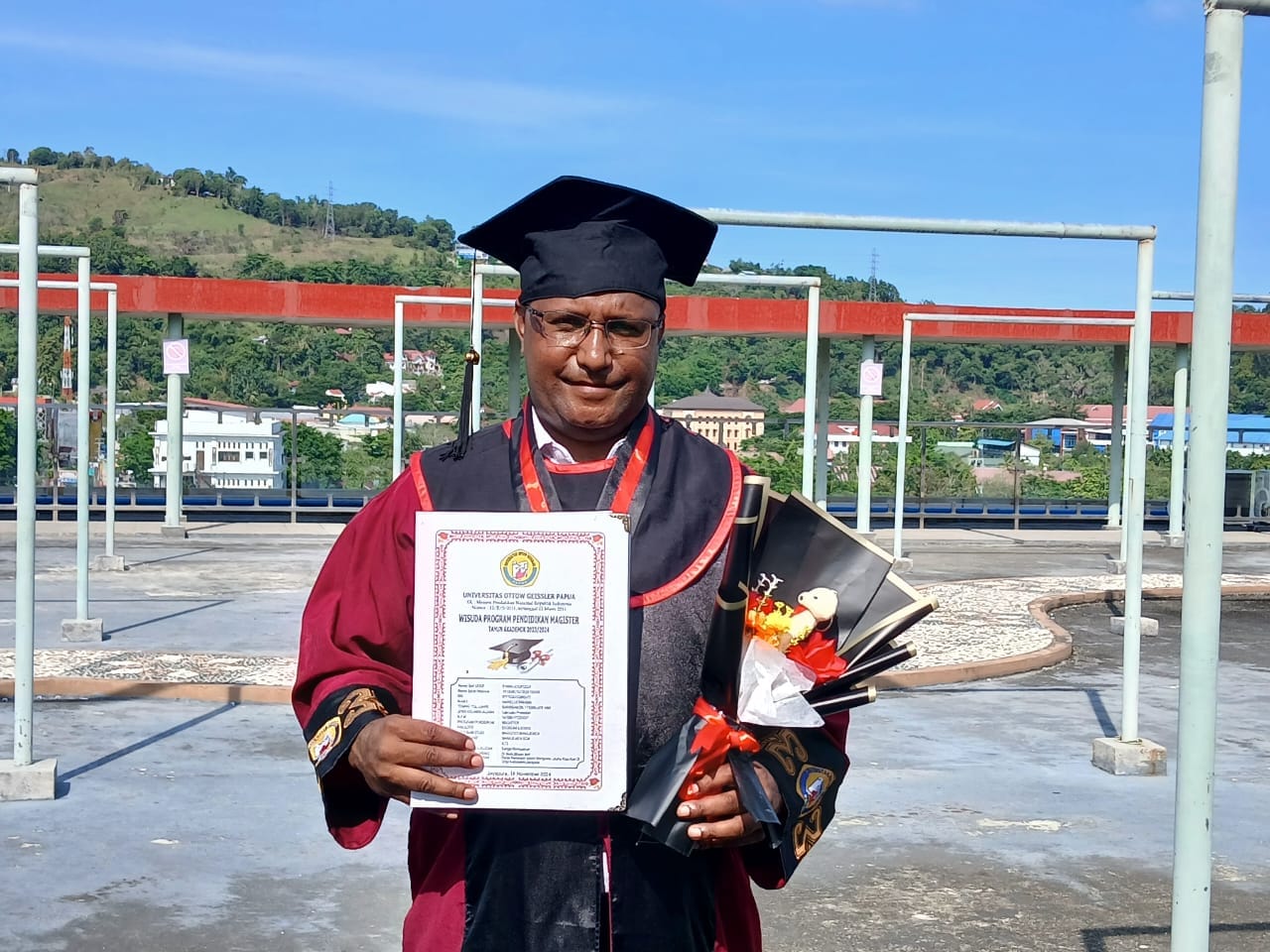 Haniel Uropmabin, wisuda program pendidikan magister di Universitas Ottow Geissler Papua di Jayapura pada Sabtu (16/11/2024.-Jubi/Silpester Kasipka