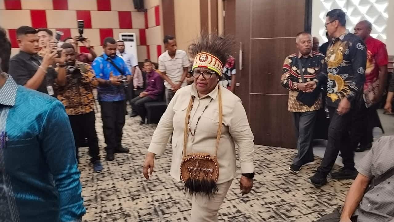 Wamendagri Ribka Haluk menyambangi Desk Pilkada Papua Selatan di Kabupaten Merauke untuk memastikan kesiapan pelaksanaan Pilkada. - Jubi/Eman Riberu