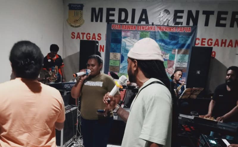 Dave Solution saat berlatih dengan grup jelang pementasan Tribute to Rio Grime di Lapangan Aspal PTC Entrop. - Jubi/dam