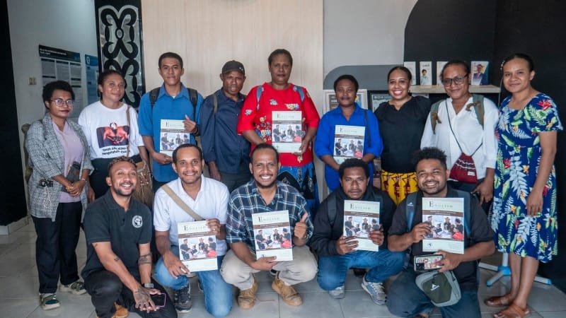 SAGU Foundation luncurkan buku “Papuan Contextual English Coursebook” 2 Foto bersama pada peluncuran buku “Papuan Contextual English Coursebook” karya SAGU Foundation. - IST