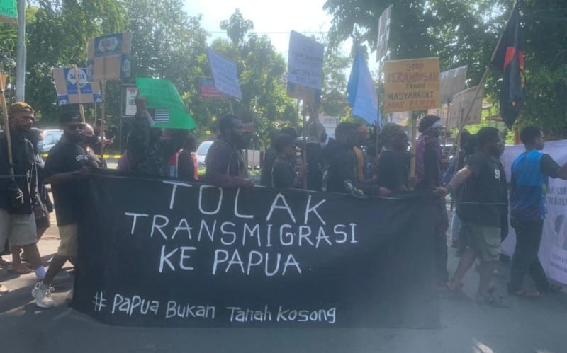 Ikatan Mahasiswa dan Masyarakat Papua atau IMMAPA dan Aliansi Mahasiswa Papua (AMP) di Bali menyatakan sikap kepada Pemerintah Republik Indonesia, untuk menolak transmigrasi ke Papua.