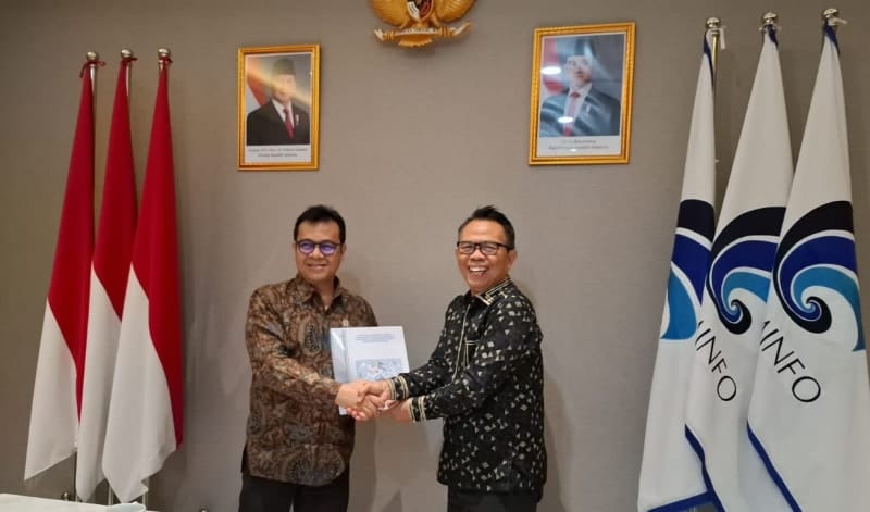 Ketua Komite Tanggung Jawab Perusahaan Platform Digital untuk Jurnalisme Berkualitas (KTP2JB), Dr Suprapto Sastro Atmojo (kanan) menyerahkan dokumen Panduan Pelaksanaan Fungsi Pengawasan Pemenuhan Kewajiban Perusahaan Platform Digital untuk Jurnalisme berkualitas kepada Wakil Menteri Komunikasi dan Digital Nezar Patria, dalam pertemuan di Kantor Kementerian Komunikasi dan Digital (Komdigi) di Jalan Medan Merdeka Barat, Jakarta Pusat, Senin (11/11/2024). Nezar berharap program kerja sama platform digital dan perusahaan pers kembali berjalan setelah adanya panduan yang sudah sesuai Perpres Nomor 32 Tahun 2024 tersebut. - IST