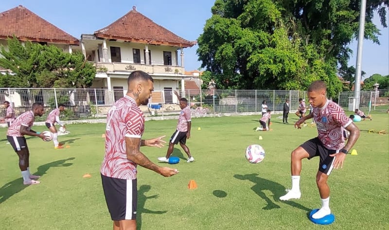 Latihan akhir PSBS Biak Numfor jelang keberangkatan ke Solo menghadapi Laga Pekan ke-11 melawan PSS Sleman di Stadion Manahan Solo, Jumat (22/11/2024). - IST