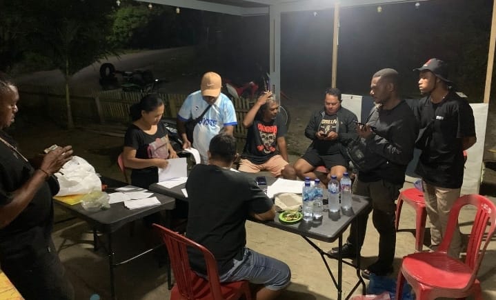 Panwas Distrik saat turun mengecek pembagian undangan pemilih di KPPS TPS 20, Perumahan Sowi Gunung, Kelurahan Sowi, Manokwari. – Jubi/Adlu Raharusun
