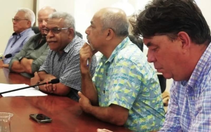 Presiden Kaledonia Baru Louis Mapou (tengah) dan pemerintahannya mengadakan konferensi pers pada hari Rabu, 27 November 2024 setelah kembali dari Paris. - Jubi/rnz.com/Foto: LNC
