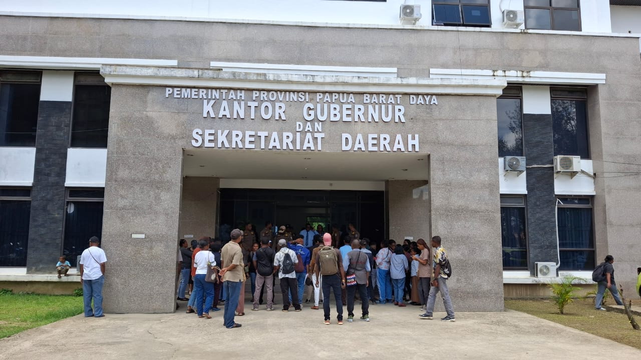Mahasiswa program afirmasi dari Provinsi Papua Barat Daya menggelar aksi protes di kantor Gubernur pada 25 November 2024. Jubi/Gamaliel M Kaliele