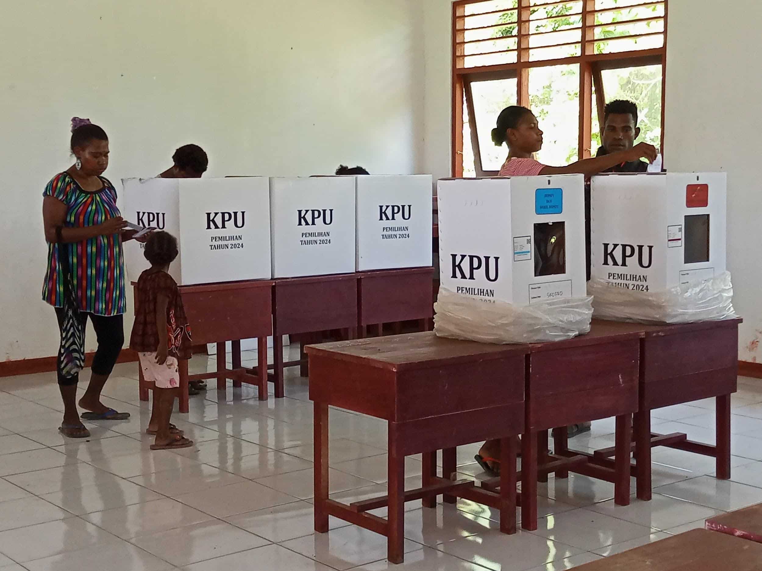 Petugas KPPS mengawasi warga yang melakukan pencoblosan di TPS 001 Kampung Skopro, Distrik Arso Timur, Kabupaten Keerom, Papua pada Rabu(27/11/2024). -Jubi/Hans Makabori
