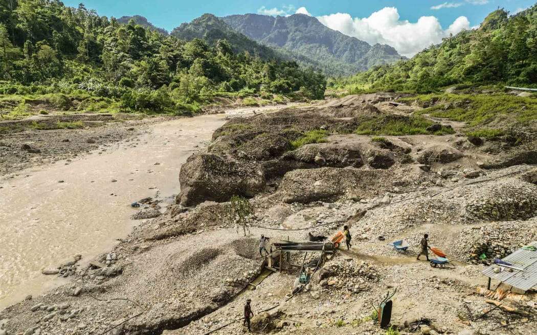 LP3BH desak Pemprov Papua Barat segera terapkan Perda tambang rakyat 1 Penambang tradisional mencari emas di perairan hilir tambang Panguna di Bougainville, Papua Nugini. Foto: OCCRP / Aubrey Belford