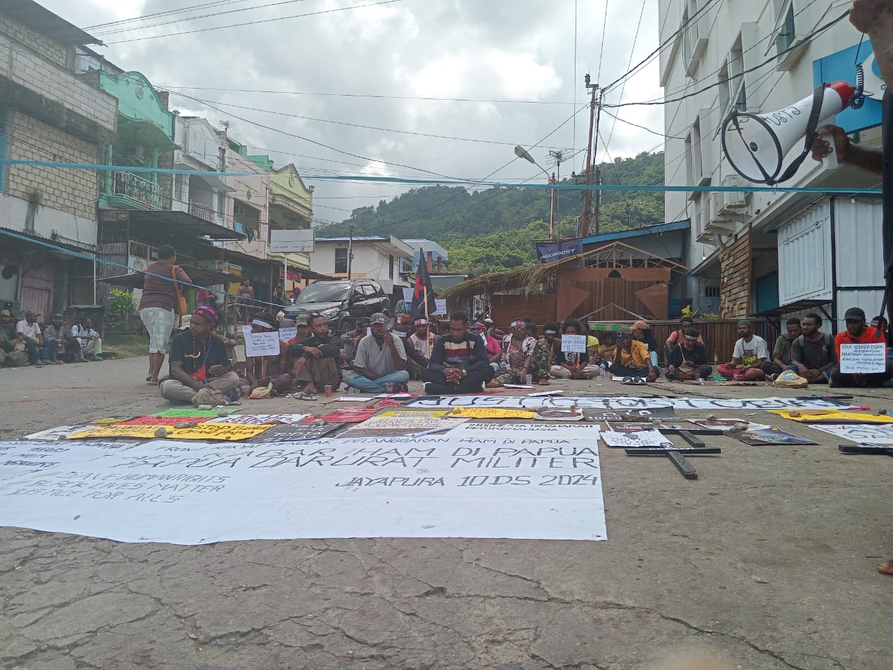 Aksi peringatan Hari HAM Internasional 10 Desember 2024 di Lingkaran Abepura, Kota Jayapura, Papua. – Jubi/Aida Ulim