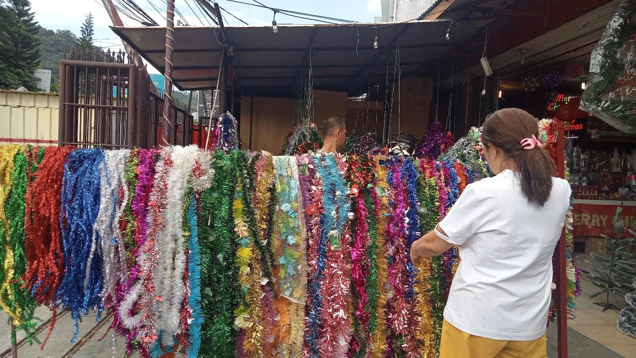 Para pengunjung yang sedang milih-milih pernak-pernik natal di salah satu toko di Kota Jayapura, Papua pada Kamis (12/12/2024).-Jubi/Aida Ulim
