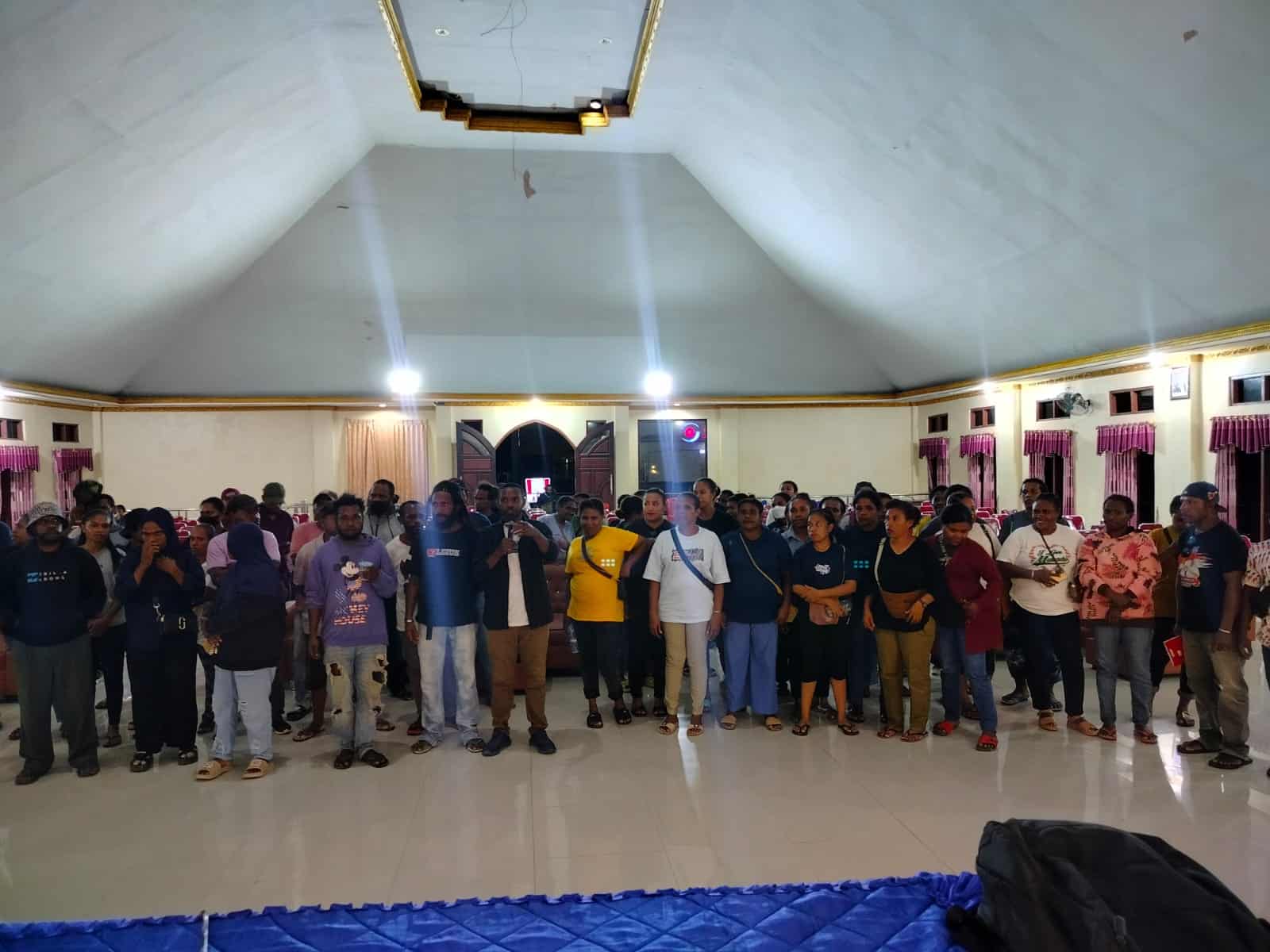 Para pencaker OAP berkumpul di Aula GBAI Kota Sorong menunggu kehadiran BKPSDM, Jumat (13/12/2024). - Jubi/Gamaliel M. Kaliele.