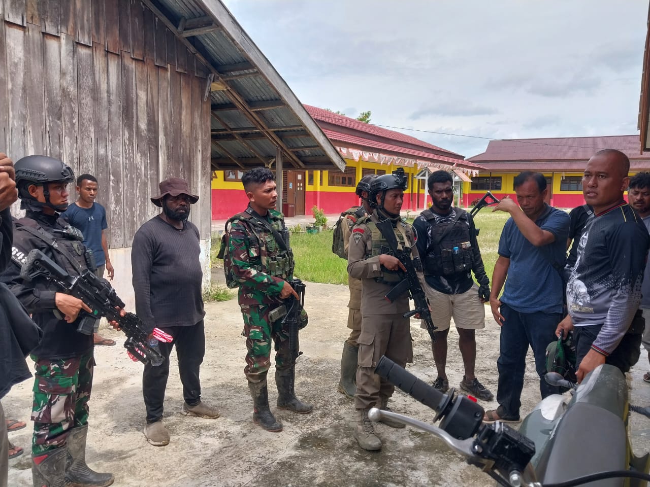 Proses pencarian Kasat Reskrim Polres Teluk Bintuni, Papua Barat, dengan melibatkan personel gabungan.- Jubi/Dokumentasi Penerangan Kodam XVIII Kasuari 