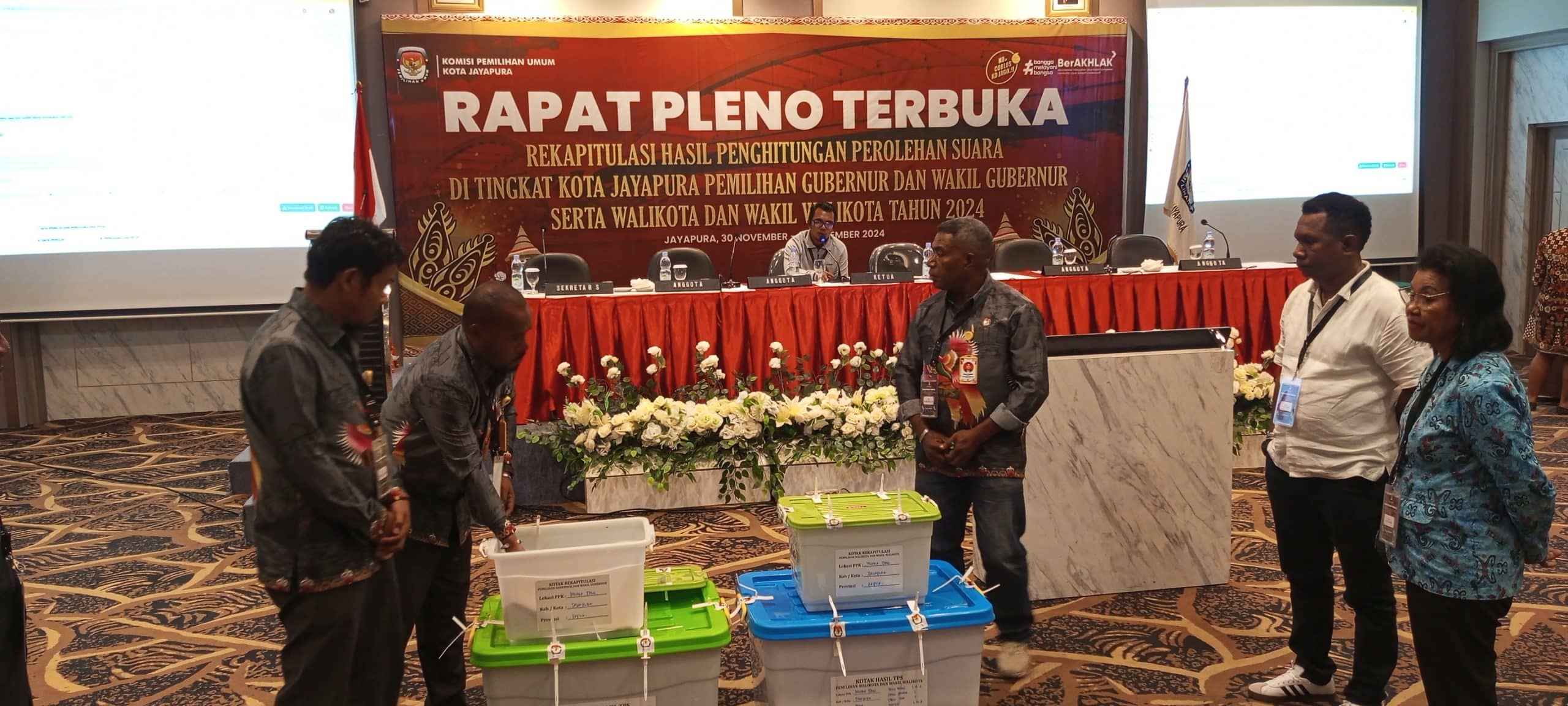 PPD Muara Tami dan KPU Kota Jayapura saat membuka hasil pemilihan rekapitulasi suara, di Distrik Muara Tami Kota Jayapura, di salah satu Hotel, di Abepura Kota Jayapura, pada Senin (2/12/2024).- Jubi/ Pes Yanengga