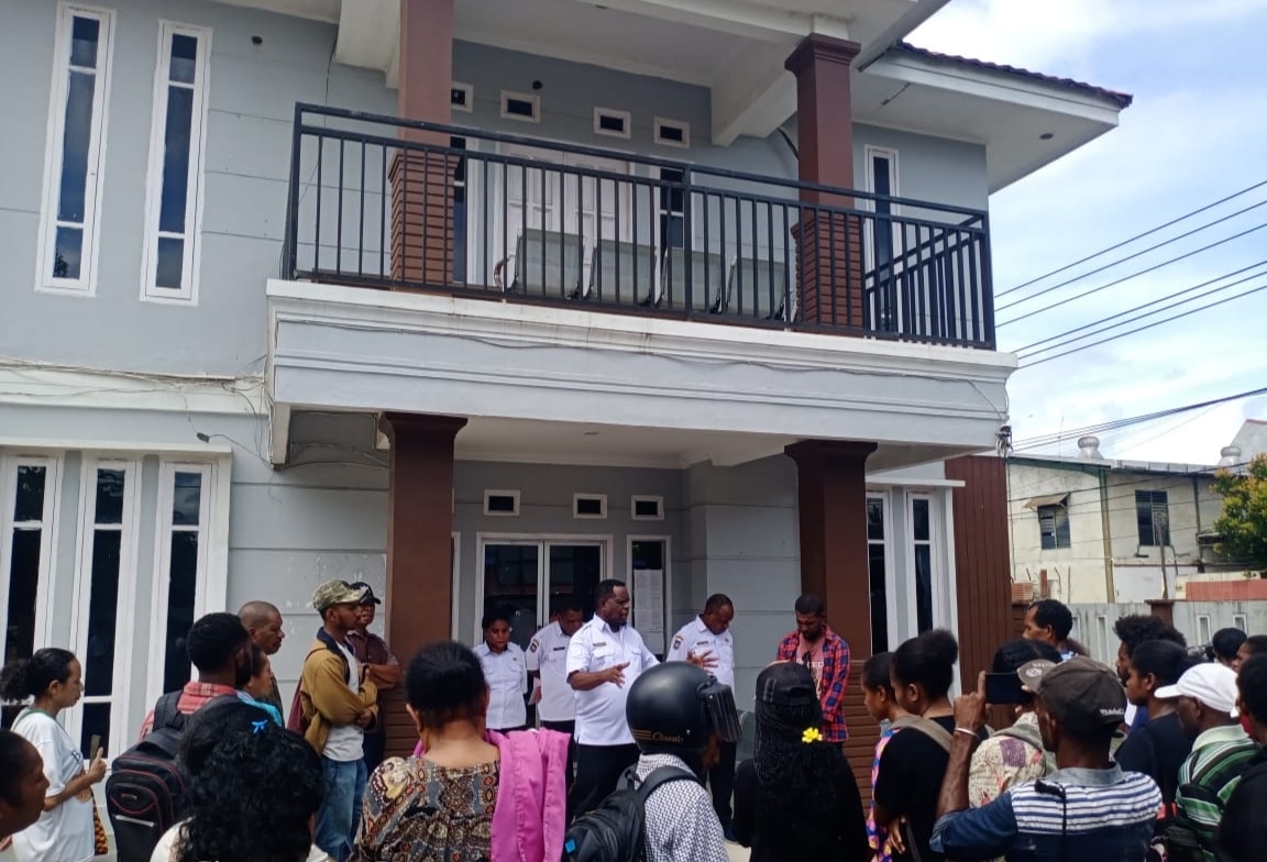Mahasiswa Afirmasi Papua Barat Daya saat mendatangi kantor Dinas Pendidikan Provinsi Papua Barat Daya untuk meminta kejelasan pencairan dana afirmasi, Rabu (4/12/2024). (Jubi/ Gamaliel M. Kaliele)