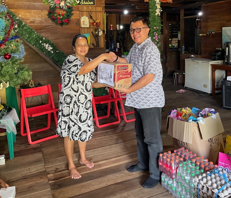 Hotel Suni Abepura mengunjungi Panti Asuhan Karya Anak Perdamaian, di Jl. Komba, Yobeh Kecamatan Sentani, Kabupaten Jayapura, dalam rangka merayakan hari ulang tahun (HUT) ke-3. - IST