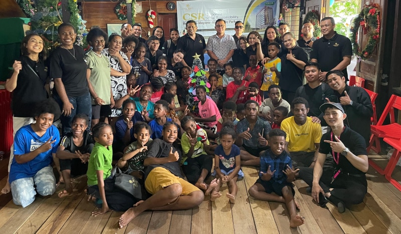 Hotel Suni Abepura mengunjungi Panti Asuhan Karya Anak Perdamaian, di Jl. Komba, Yobeh Kecamatan Sentani, Kabupaten Jayapura, dalam rangka merayakan hari ulang tahun (HUT) ke-3. - IST