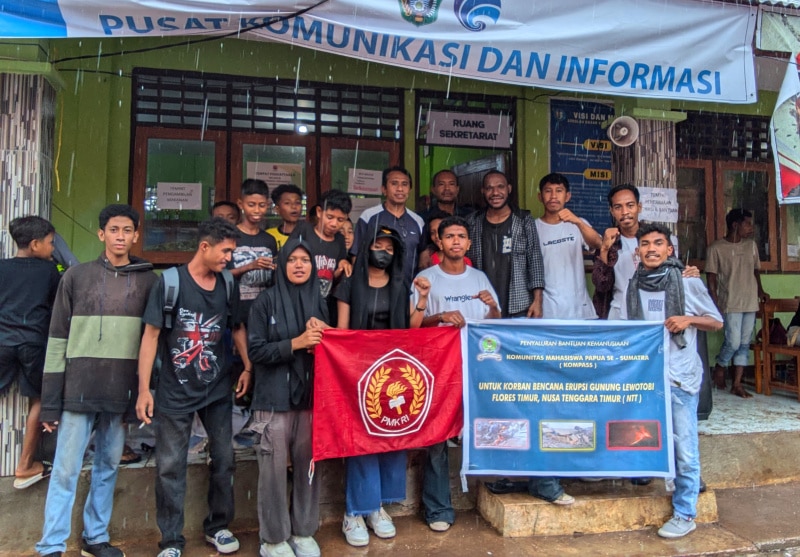 Komunitas Mahasiswa Papua Se-Sumatera (Kompass) menyalurkan bantuan kemanusiaan, untuk korban erupsi Gunung berapi Lewotobi Laki-Laki di Nusa Tenggara Timur (NTT). 