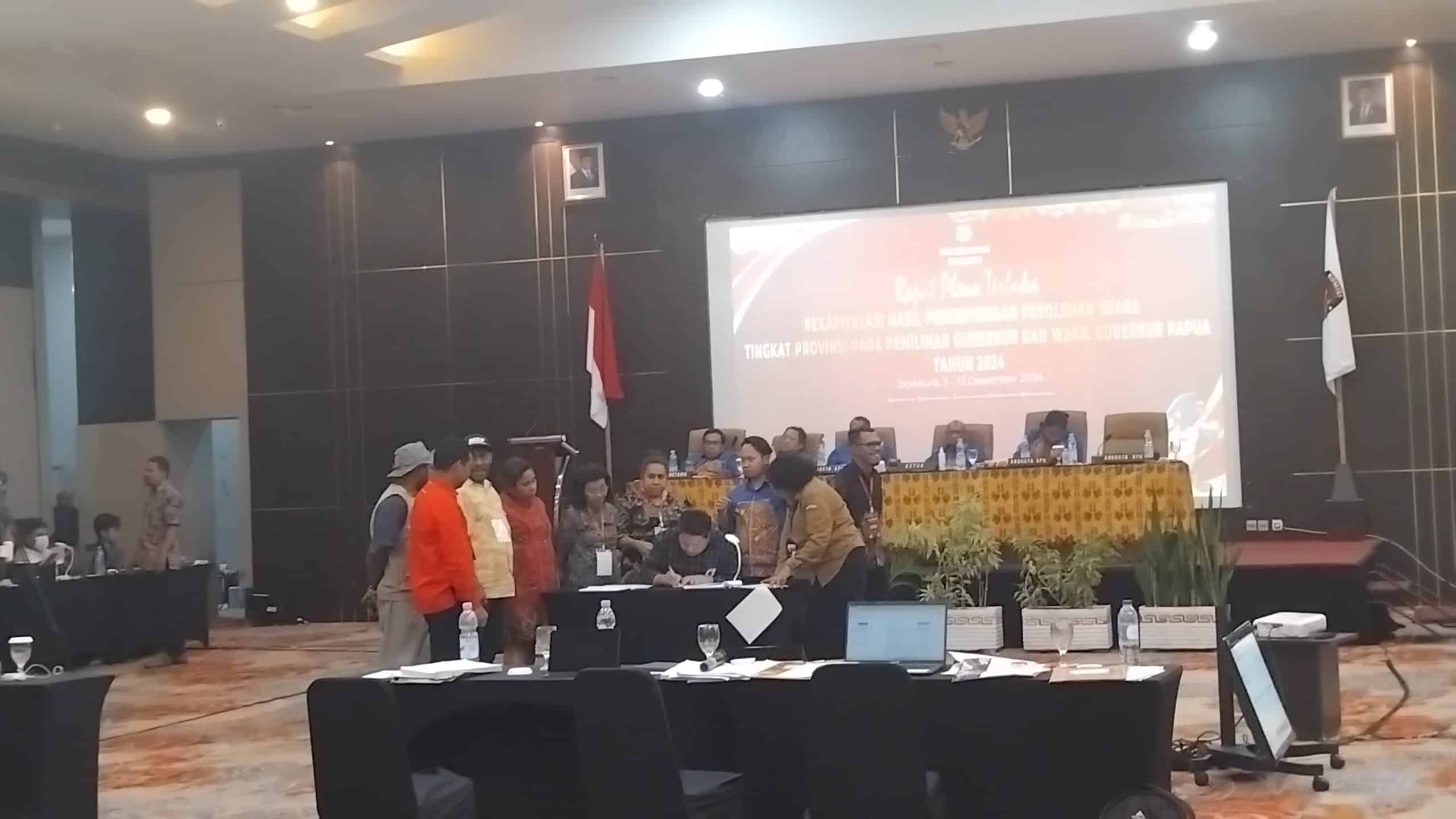 KPU Papua sahkan rekapitulasi penghitungan suara Paslon Gubernur dan Wakil Gubernur 1 Suasana rekapitulasi terakhir dalam rapat pleno terbuka di salah satu hotel di Kota Jayapura, Papua, Sabtu (14/12/2024). - Jubi/Larius Kogoya.