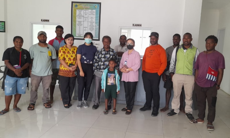 YKKMP membagikan kado Hari Hak Asasi Manusia (HAM) dan Natal, kepada sejumlah pasien di Rumah Sakit Umum Daerah (RSUD) Wamena, Jayawijaya, Provinsi Papua Pegunungan.