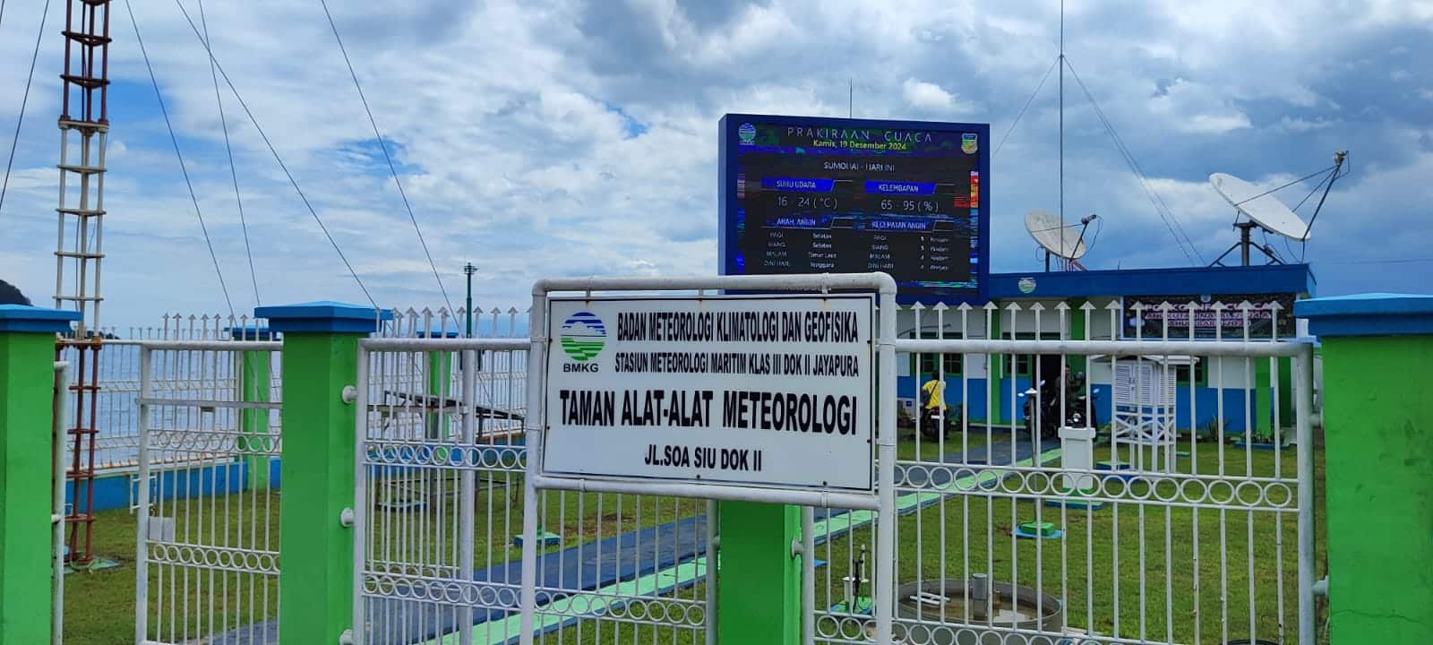 Taman alat-alat meteorology Stasiun Meteorologi Maritim Dok II Jayapura.-Jubi/Islami.