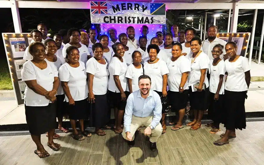 Thomas Coward gelar perpisahan jelang keberangkatan dari Kepulauan Solomon 1 Thomas Coward berfoto bersama Paduan Suara dari Katedral St. Barnabas, Honiara, Kepulauan Solomon. Jubi/tavulinews.com
