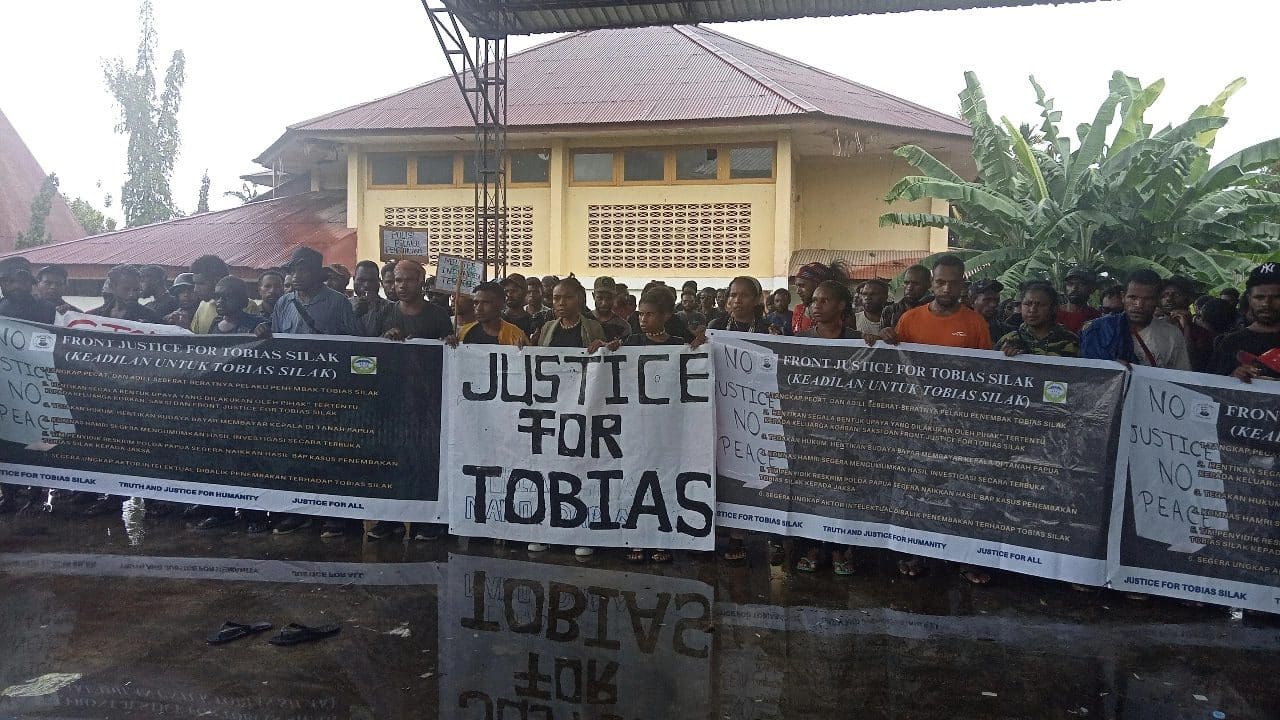 Aksi Front Justice for Tobias Silak di Expo Waena pada Senin (16/12/2024) — Jubi/Aida Ulim