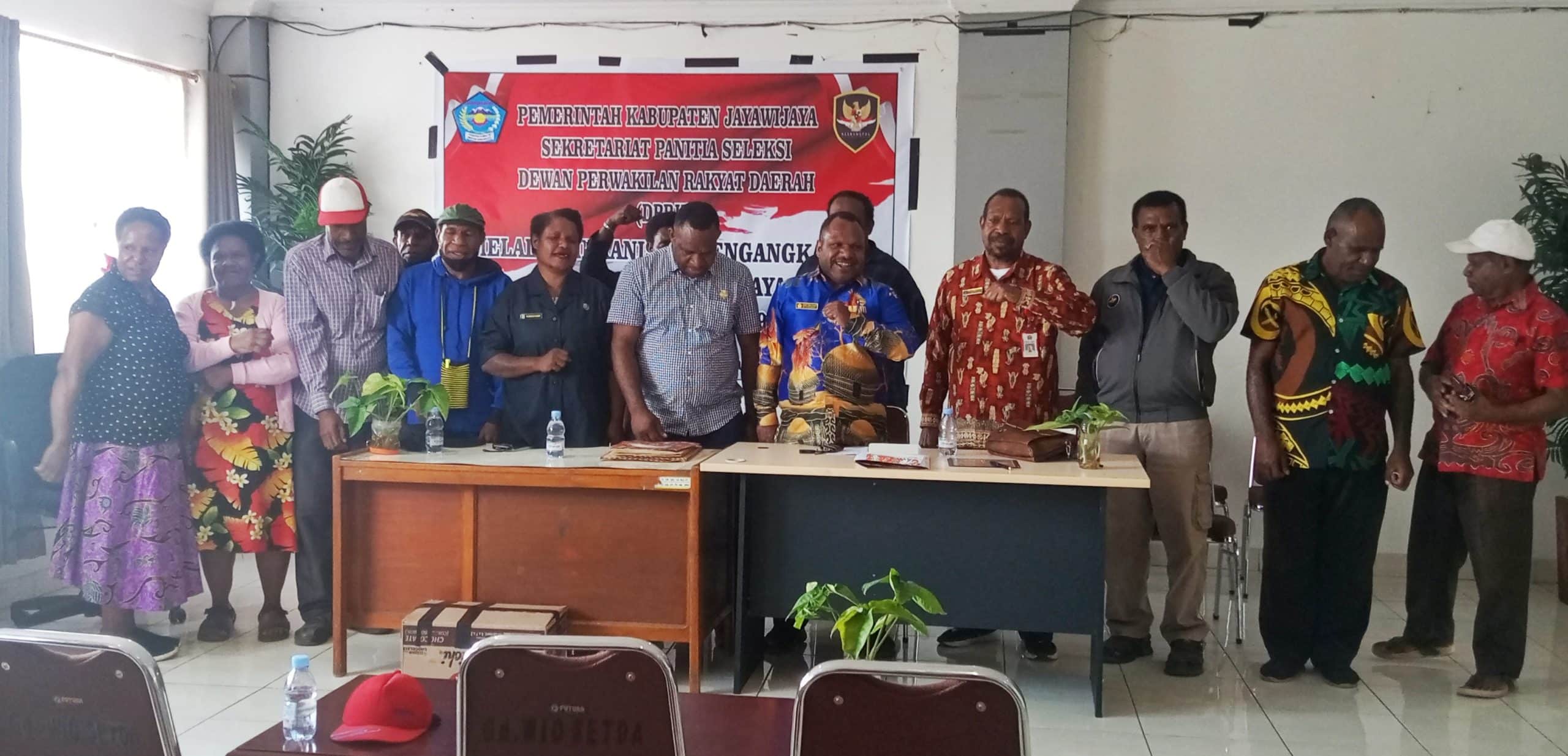 Panitia Seleksi DPRK Jayawijaya saat menerima 158 pendaftar di Gedung Wenehule Huby, Kabupaten Jayawijaya, Papua Pegunungan, Jumat (10/1/2025). – Jubi/Pes Yanengga