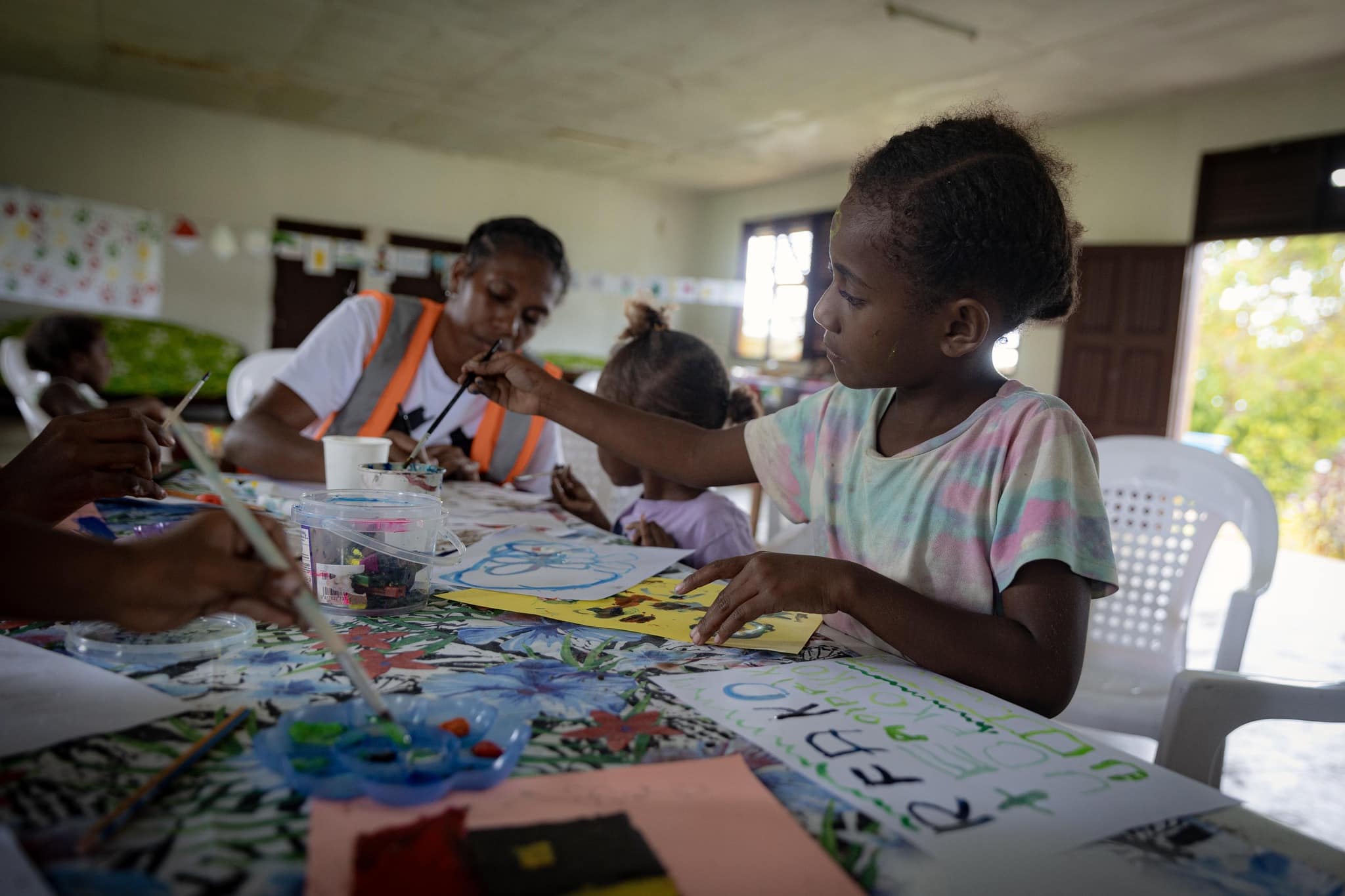 Anak-anak korban gempa mendapatkan trauma healing di Ruang Ramah Anak di Kokoreko Manples dan Desa Erakor – Jubi/Australian High Commission, Vanuatu.