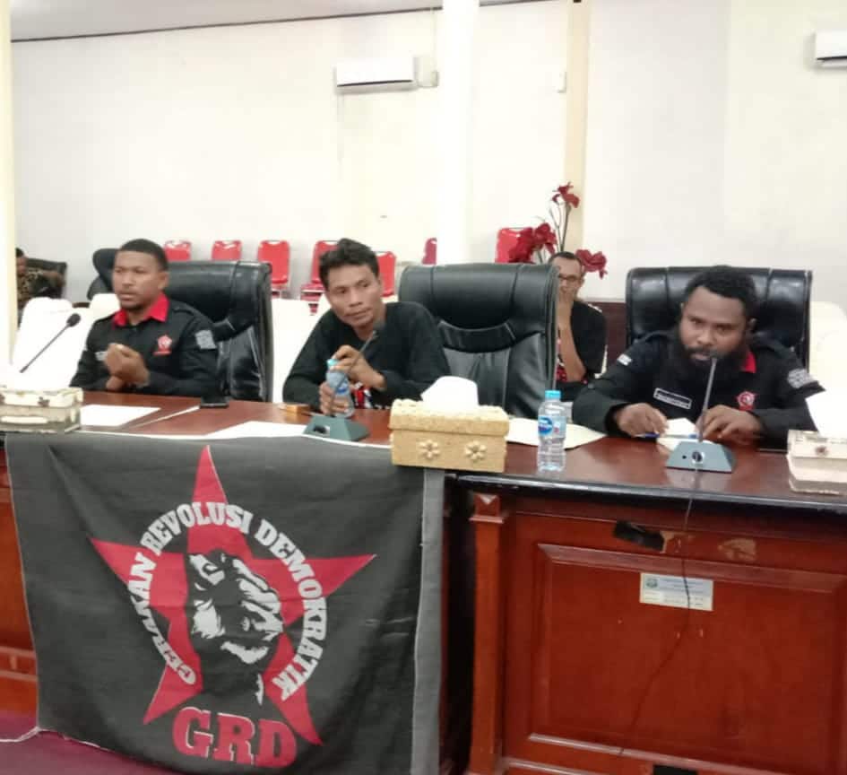 GRD dan masyarakat Raja Ampat memprotes dugaan pelanggaran kuota OAP dalam seleksi CPNS 2024, Rabu (15/1/2025) – Jubi/Gamaliel M Kaliele.