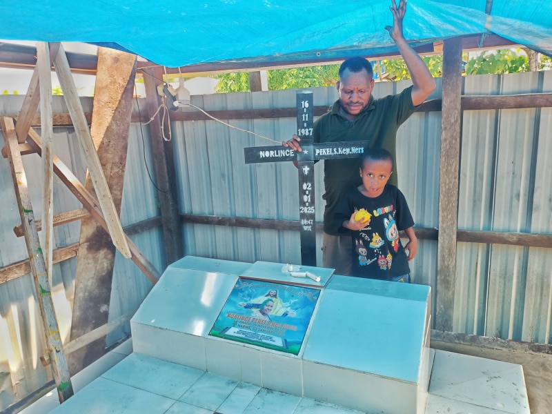 Polres Nabire didesak ungkap hasil uji lab kematian perawat RSUD Deiyai 2 Ferdinant Pakage bersama buah hatinya ketika berada di makam Norlince Pekei, suster perawat RSUD Deiyai yang dimakamkan di halaman rumahnya. - Jubi/Abeth You.
